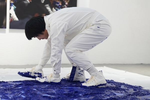  一场关于创造力实验的“爬行”艺术，杨烨炘艺术展在上海开幕 