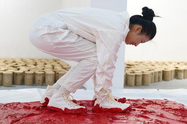  一场关于创造力实验的“爬行”艺术，杨烨炘艺术展在上海开幕 