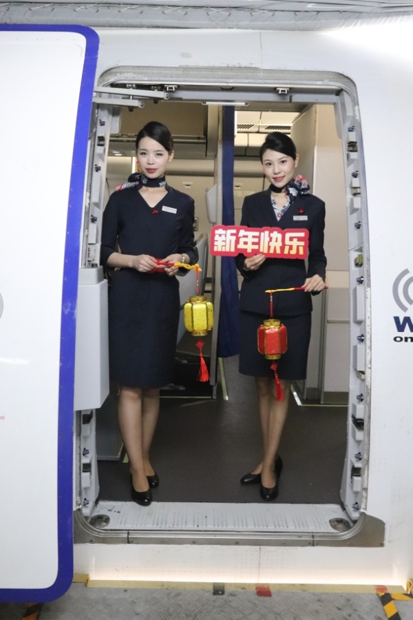 “渝见2026” 东航元旦主题航班传递新年祝福