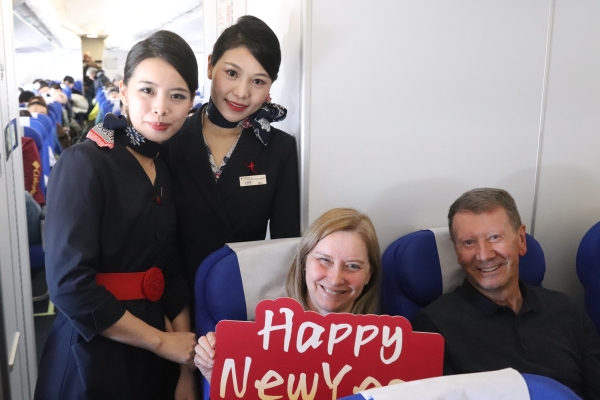 “渝见2026” 东航元旦主题航班传递新年祝福