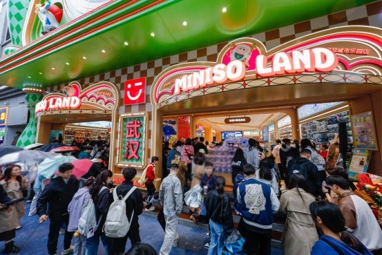 名创优品MINISO LAND双核落子武汉商圈，IP沉浸空间构建兴趣消费地标 