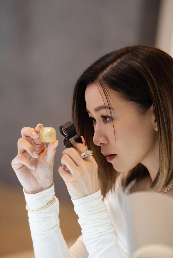 佘诗曼四封视后创历史，天然钻石映耀二十年璀璨演艺路 