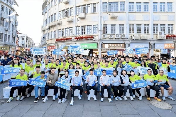 特步 "马拉松冠军城市行•厦门站"活力开跑，与冠军共赴百年中山路 