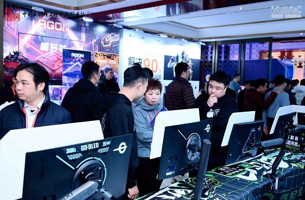 OLED 技术引领行业！泰坦军团亮相全国上网服务行业年度生态创新大会 斩获权威大奖 