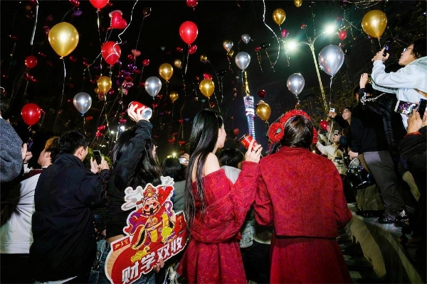 广州塔惊现“财神天团”，加多宝财神罐成跨年爆款单品 