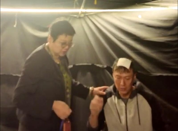 冷水浇头血未冷 演员朱铁负伤完成《凝脂手》高危杀青戏 