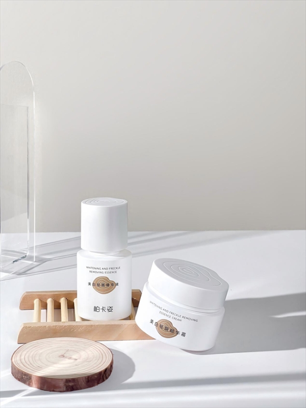 柏卡姿三重焕亮组合，植萃协同科技，解锁清透匀亮肌 