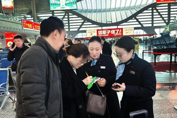 东航携手上海铁路局推出“空铁联运”升级版：高铁站内轻松办理航班值机和托运行李 