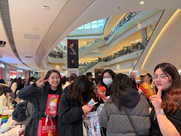 误闯张凌赫线下活动，被这人山人海惊到了！粉丝手里拿的奶茶好像都是同款？ 