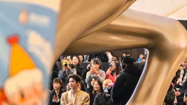 误闯张凌赫线下活动，被这人山人海惊到了！粉丝手里拿的奶茶好像都是同款？ 