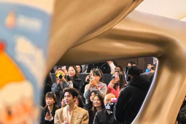 误闯张凌赫线下活动，被这人山人海惊到了！粉丝手里拿的奶茶好像都是同款？ 