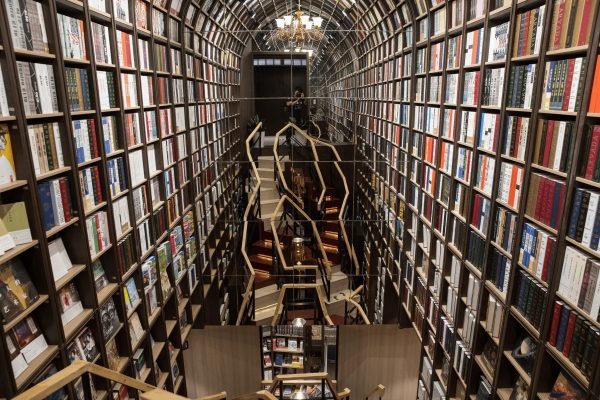 当科技遇见人文：启鸣与钟书阁八城携手，开启AI学习新场域 