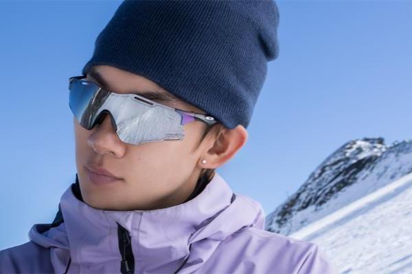 OAKLEY欧克利以全新AURA系列演绎“厚蓄显锋芒” 磨砺积蓄之力 定格锋芒时刻 