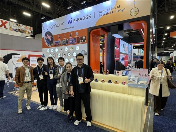 从静态到动态：Beambox电子吧唧风备受ACG圈青睐，开启潮玩“AI内容穿戴”新时代 