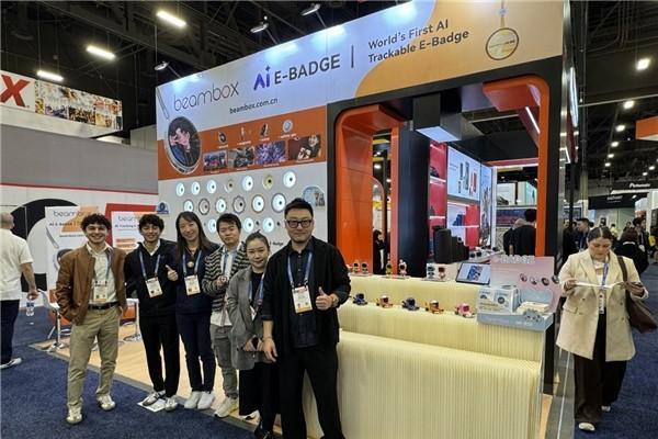 从静态到动态：Beambox电子吧唧风备受ACG圈青睐，开启潮玩“AI内容穿戴”新时代 