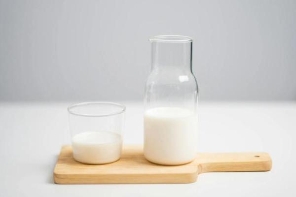 宝宝少哭闹，妈妈更安心！来自宜品纯羊奶粉的温和呵护 