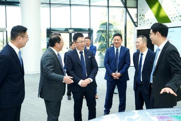 广汽集团与华为终端签约，深化鸿蒙生态与AI技术合作 