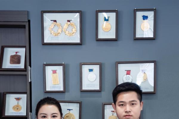 厦门千达成装饰携手奥运冠军王皓，共筑品质家居新未来 