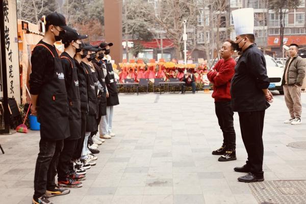 烧烤赛道竞争白热化，围满模式：创业成功需“投入”而非“投钱” 