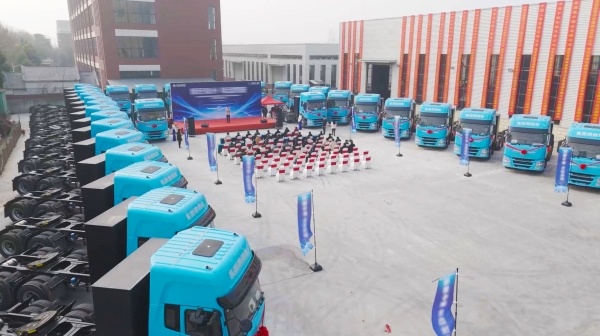 东风商用车新年开门红！200台东风新能源牵引车发力“电动凤阳” 