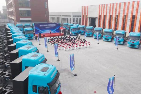 东风商用车新年开门红！200台东风新能源牵引车发力“电动凤阳” 