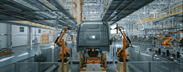 引领行业变革 东风商用车D600智慧工厂投产暨东风天龙KH新车下线 