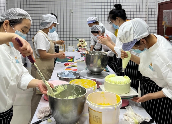 深耕19载，实操筑根基：欧美滋蛋糕以专业线下培训+全周期扶持赋能烘焙创业 