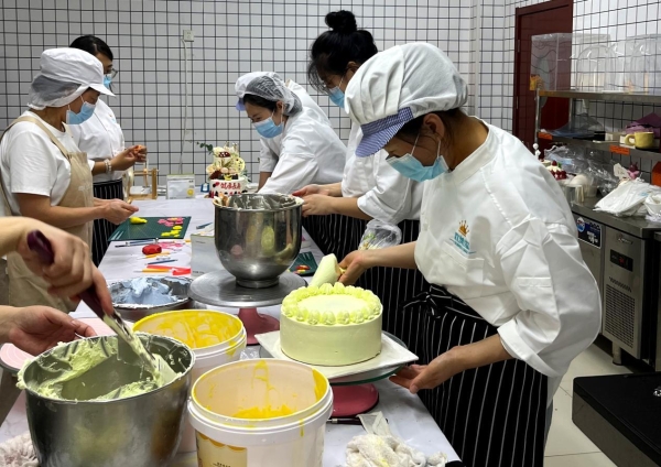 深耕19载，实操筑根基：欧美滋蛋糕以专业线下培训+全周期扶持赋能烘焙创业 