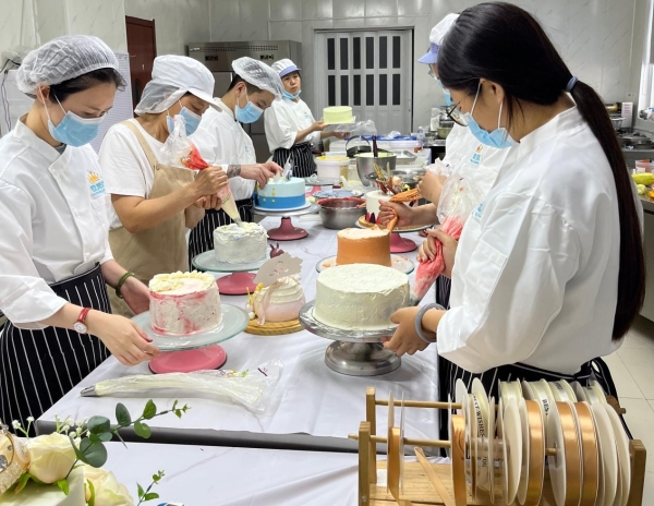 深耕19载，实操筑根基：欧美滋蛋糕以专业线下培训+全周期扶持赋能烘焙创业 