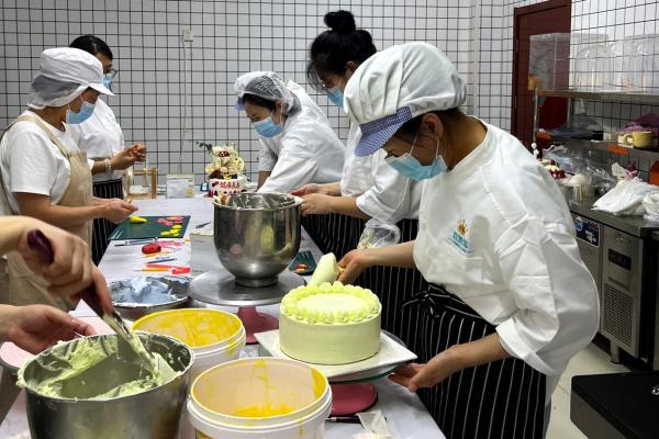 深耕19载，实操筑根基：欧美滋蛋糕以专业线下培训+全周期扶持赋能烘焙创业 