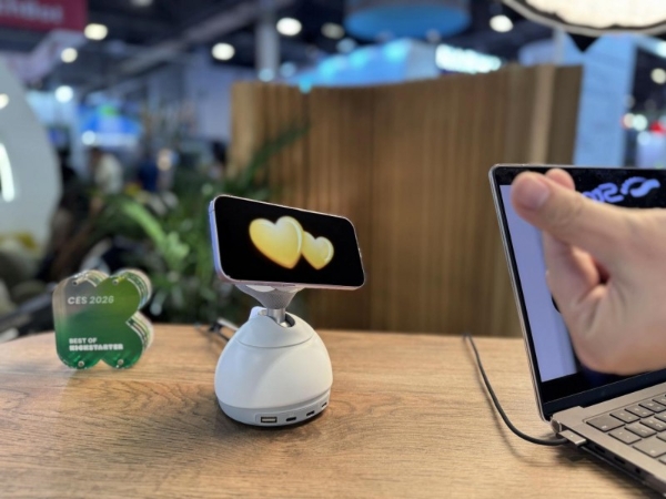 可以科技于CES发布全球首款桌面AI伙伴，进军千亿办公辅助市场 