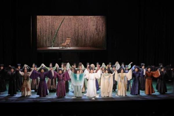 越剧《苏东坡》圆满收官，花寂联名礼盒以香音重现豁达人生 