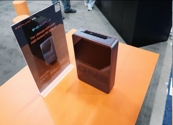  壹号本CES现场发布新款移动显卡ONEXGPU 3，搭载AMD RX 9070 XT芯片 