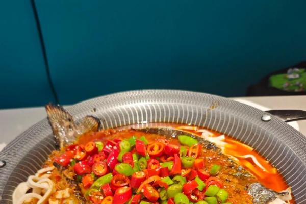  社交平台刷屏！半天妖红花椒烤鱼为何成为今冬餐饮新“顶流”？ 