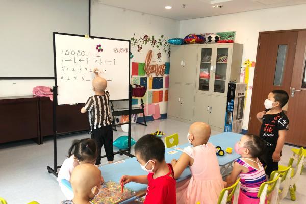 童心向学，沐光成长——Hape携手新阳光，让知识暖阳照进病房 