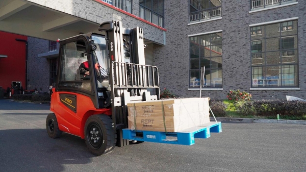 电动叉车如何选？中力第四代油改电锂电叉车实力拉满 