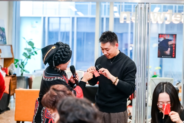 “启成妈妈”携彝族守艺人赴沪共绣新生 