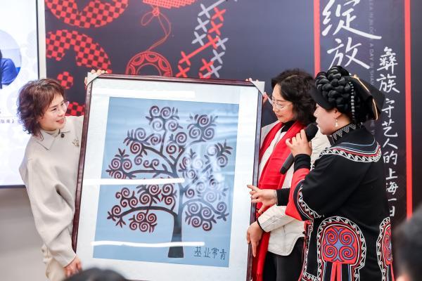 “启成妈妈”携彝族守艺人赴沪共绣新生 