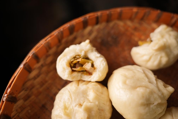 走进世界“最佳旅游乡村” 丹巴新年在古碉与藏房之间“唤醒”文旅未来 当第一缕金色阳光洒向墨尔多山下的千年古碉群,煨桑的青 