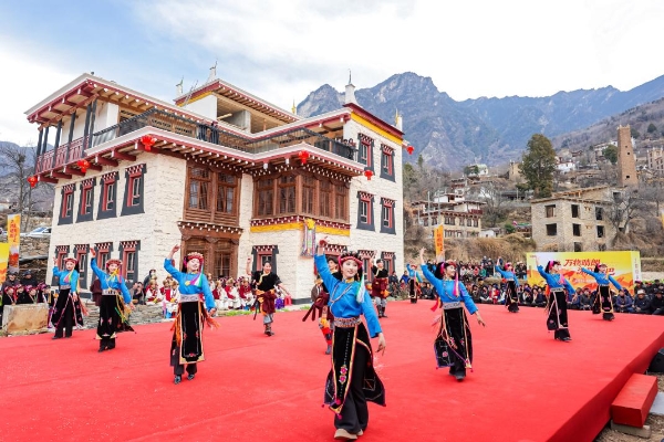 走进世界“最佳旅游乡村” 丹巴新年在古碉与藏房之间“唤醒”文旅未来 当第一缕金色阳光洒向墨尔多山下的千年古碉群,煨桑的青 