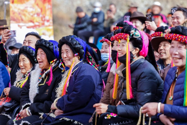 走进世界“最佳旅游乡村” 丹巴新年在古碉与藏房之间“唤醒”文旅未来 当第一缕金色阳光洒向墨尔多山下的千年古碉群,煨桑的青 