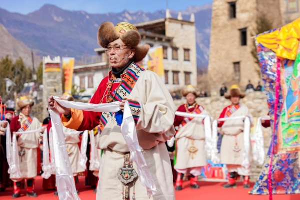 走进世界“最佳旅游乡村” 丹巴新年在古碉与藏房之间“唤醒”文旅未来 当第一缕金色阳光洒向墨尔多山下的千年古碉群,煨桑的青 