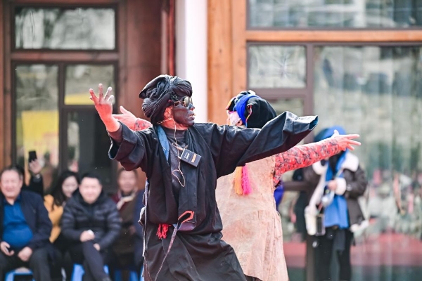 走进世界“最佳旅游乡村” 丹巴新年在古碉与藏房之间“唤醒”文旅未来 当第一缕金色阳光洒向墨尔多山下的千年古碉群,煨桑的青 