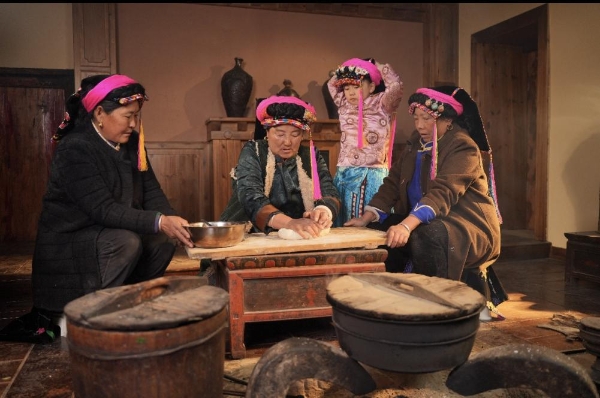 走进世界“最佳旅游乡村” 丹巴新年在古碉与藏房之间“唤醒”文旅未来 当第一缕金色阳光洒向墨尔多山下的千年古碉群,煨桑的青 