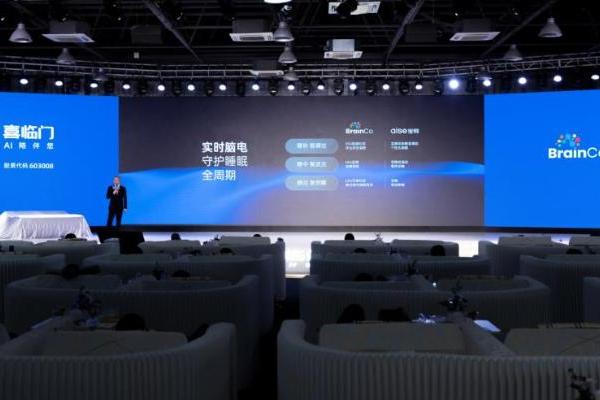  喜临门引发全球热议，2026智能终端争夺战从“床头”开始 