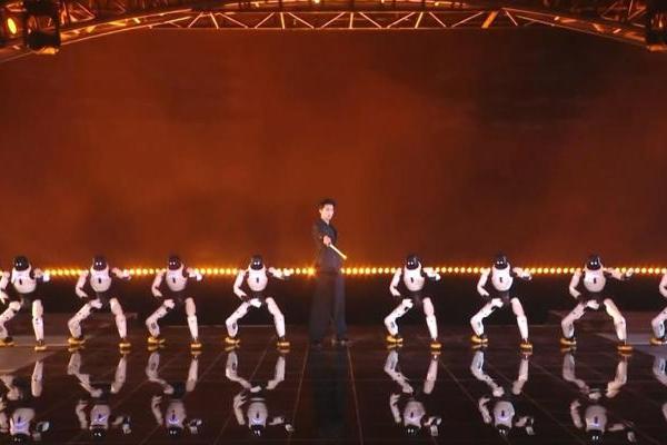 能文能武！智元首个机器人艺人天团亮相湖南卫视跨年演唱会