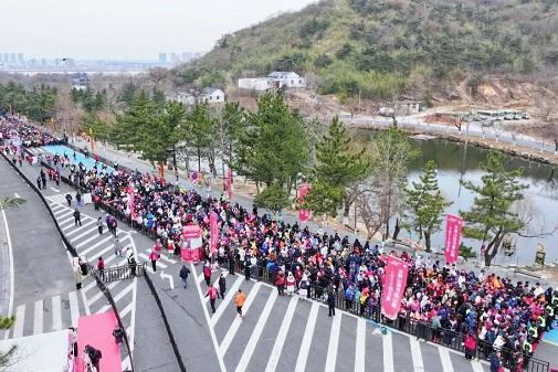 花果山巅迎新岁 ，健步云端启新程 2026 连云港花果山新年登山赛圆满落幕