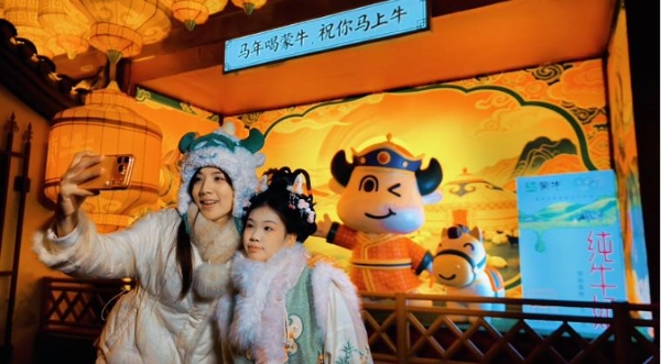 清明上河园花灯点亮夜空，蒙牛诚意奉上“马上牛”马年祝福 