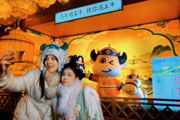 清明上河园花灯点亮夜空，蒙牛诚意奉上“马上牛”马年祝福 