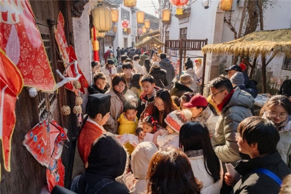 非遗游和文化游走热 濮院时尚古镇成新春“打卡”热门地 